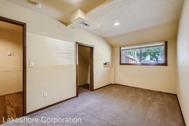 Building Photo - 3 br, 1.5 bath House - 2111 E Pine St