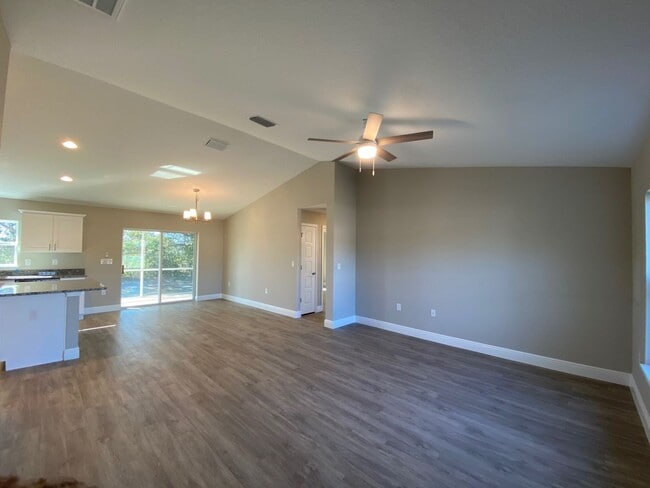 Building Photo - 3/2/2 Silver Spring Shores **Won't Last***