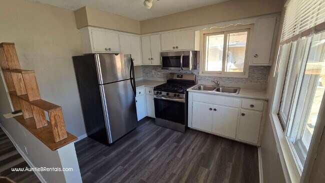 Foto del edificio - 3 Bedroom 1 Bath Multiplex Unit #4 – Columbia Heights
