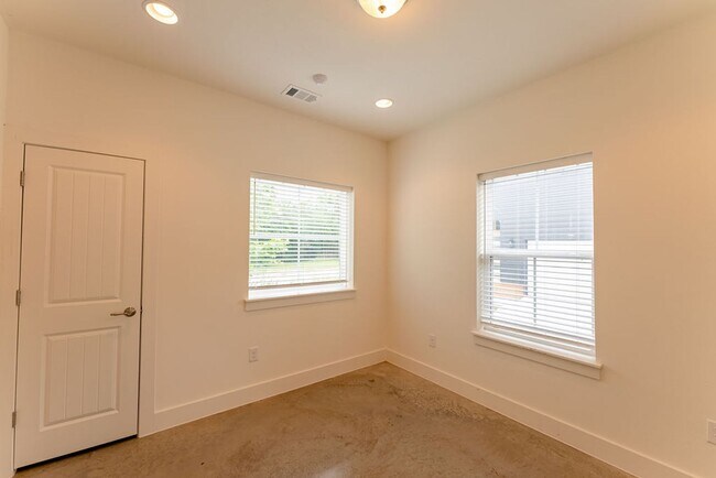 Building Photo - Stunning Contemporary Farmhouse: 3 Bed/2.5...