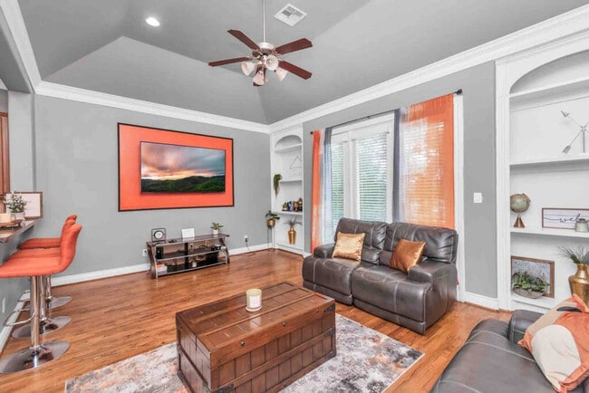 Building Photo - 2521 St Emanuel St