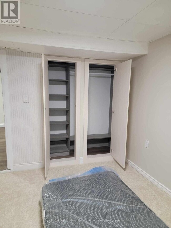 Building Photo - 86 Overlea Crescent