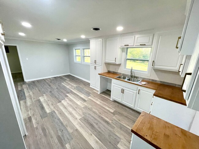 Building Photo - **NEWLY RENOVATED!** 3/1 Available for Ren...