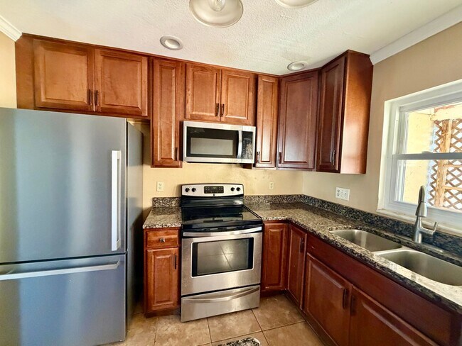 Foto del edificio - LAKE FOREST WATERFRONT 3 BEDROOM 2.5 BATHROOM