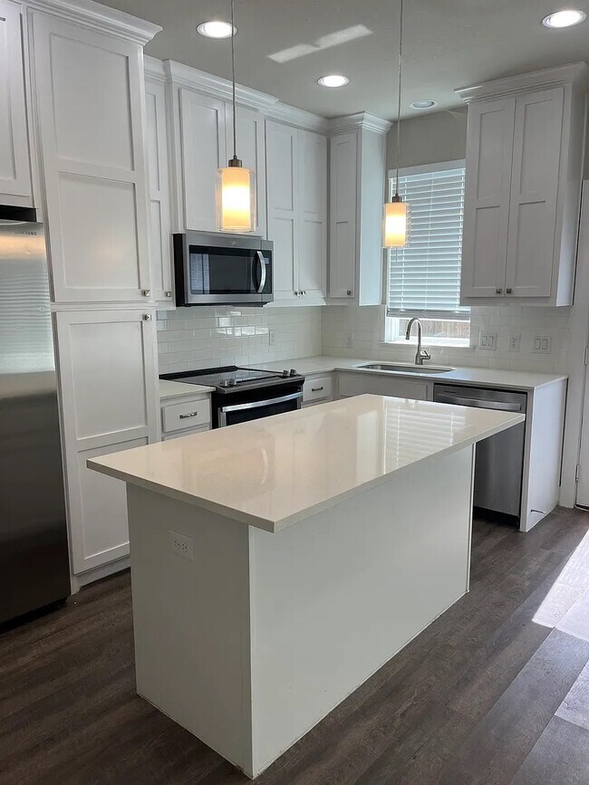 Foto del edificio - Room in Condo on Shea Rd