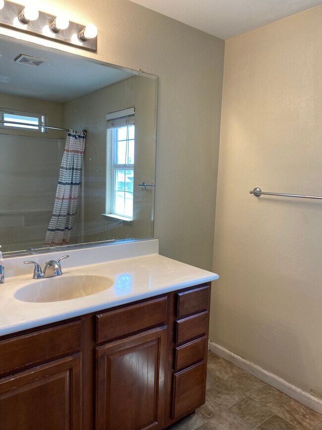 Foto del edificio - REDUCED!!  Close to High School Huge 4 bed...
