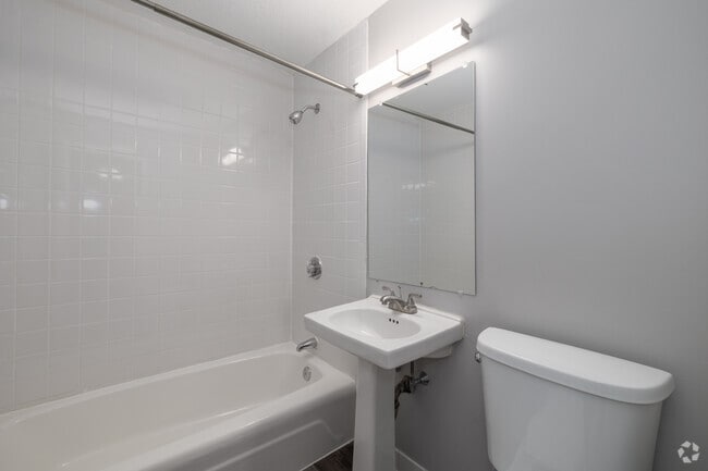 0BR, 1BA - 600SF - Bathroom - Towne House Apartments