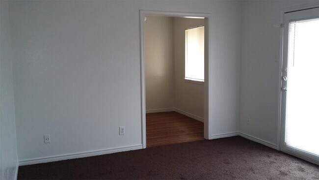 Foto del edificio - 303 Lake Meadows Dr