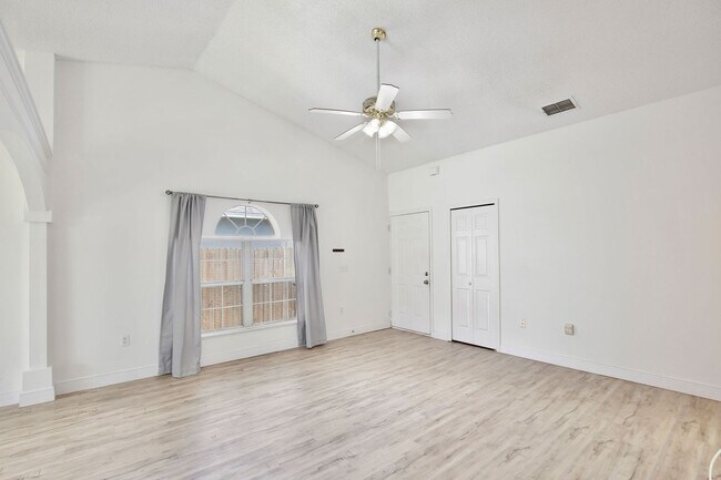 Foto del edificio - Beautiful 3/2 Home Recently Remodeled with...