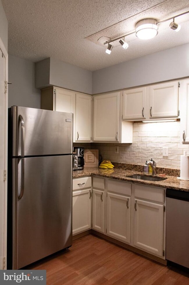 Building Photo - 3101 Patrick Henry Dr