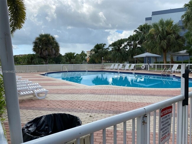 Foto del edificio - 9373 Fontainebleau Blvd