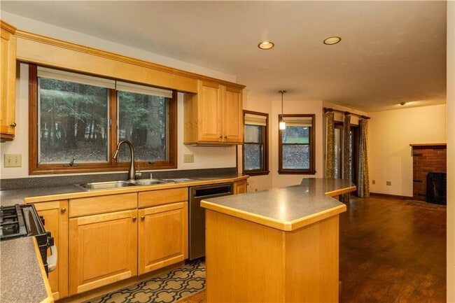 Building Photo - 48 Hemlock Ln