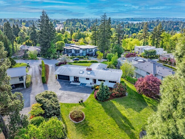 Building Photo - 6 Bedroom Single Family Home in Desirable ...