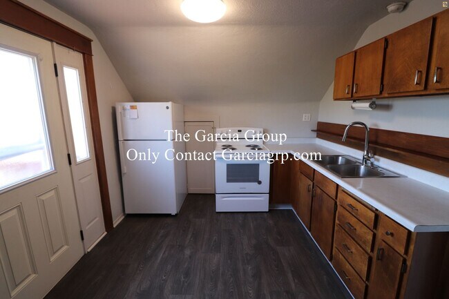 Building Photo - Upstairs Apartment in the Heart of Sellwood!