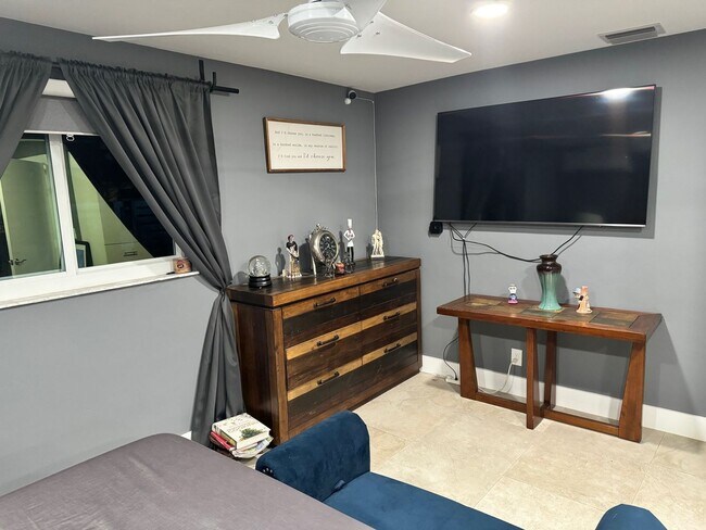 Foto del edificio - 4 Bedroom Single Family Home with solar pa...