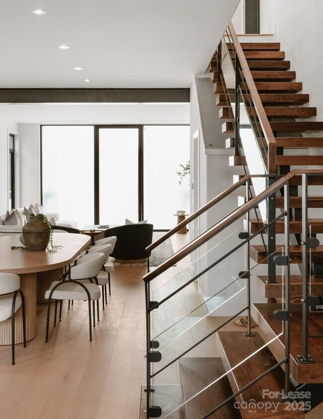 Foto del edificio - 5500 Carmel Rd