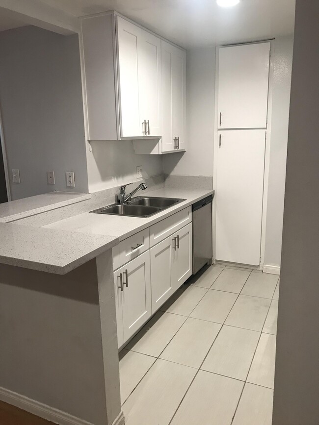 Foto del edificio - 8650 Gulana Ave