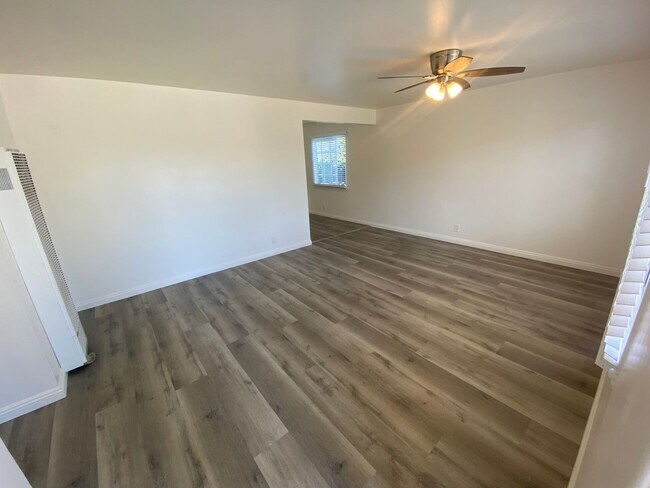 Foto del edificio - 3-Bed, 1-Bath Home, + Bonus Room/Office .....