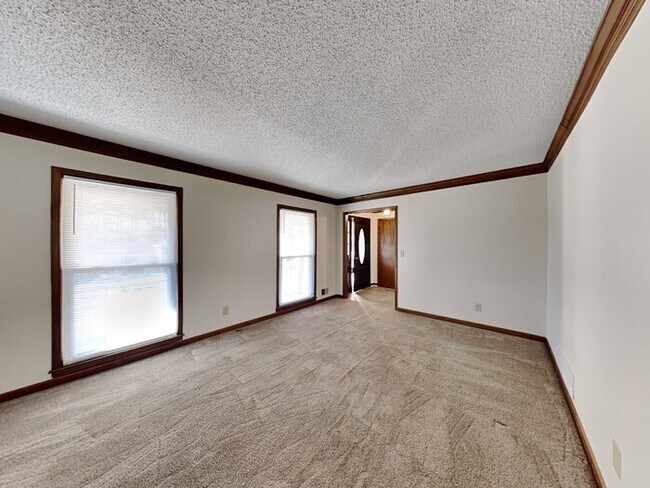 Building Photo - Large 4 Bed Home with character and charm!