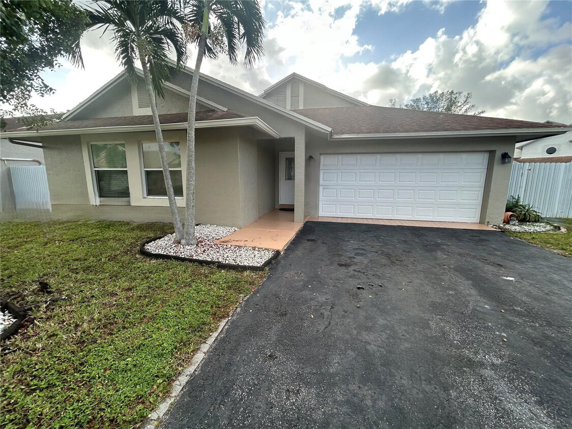 Foto principal - 18730 NW 77th Ct