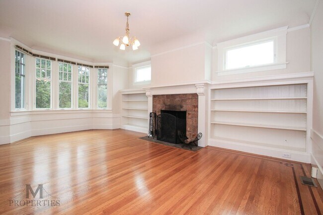 Building Photo - Beautiful 2 Bed, 1 Bath Modernized Edwardi...