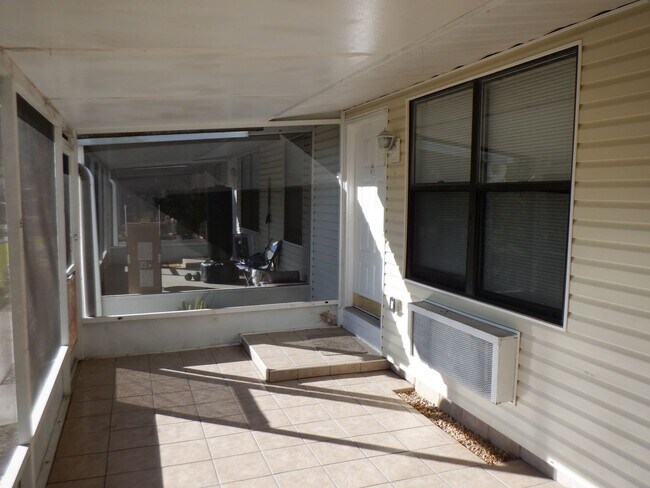Building Photo - Cozy 1/1 Condo available for immediate occ...