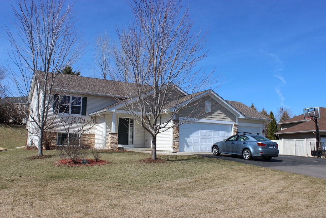 Primary Photo - Single Family Home, Dishwasher, New Carpet...