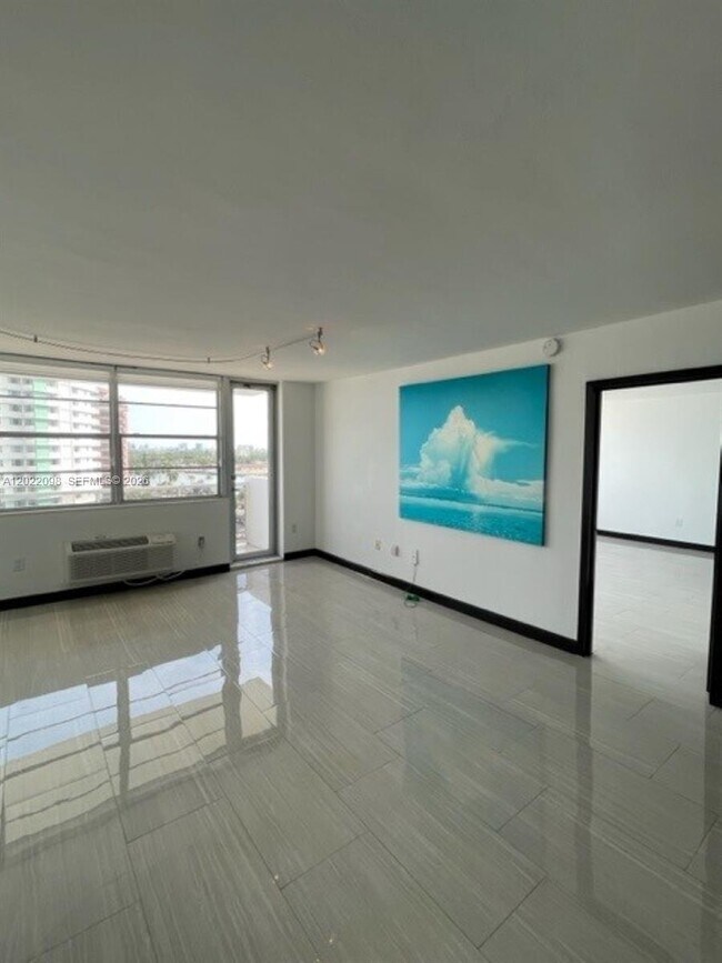 Foto del edificio - 5313 Collins Ave