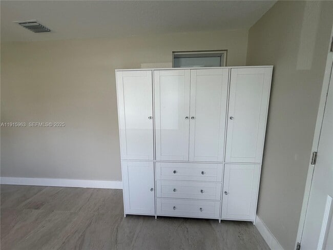 Foto del edificio - 7330 SW 11th St