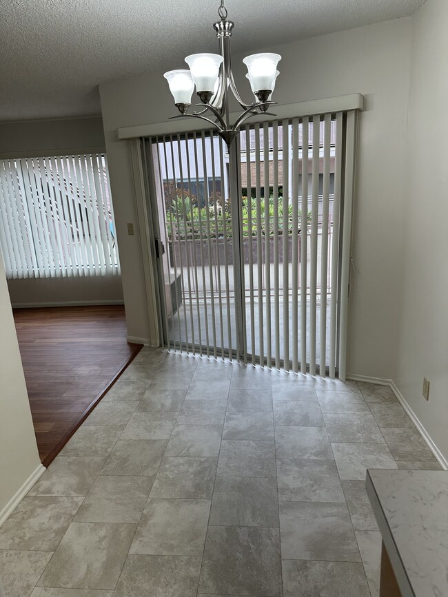 Building Photo - 1009 N Hayworth Ave