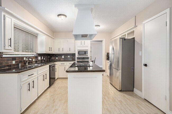 Foto del edificio - 2283 Woodland Springs St