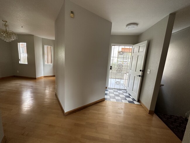 Entrada principal - 435 W Lexington Dr