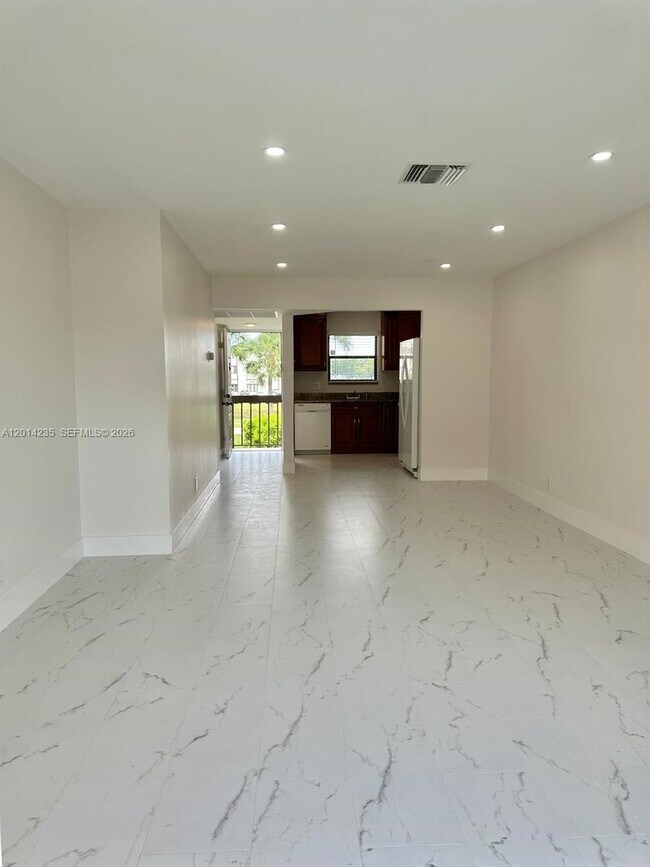 Building Photo - 21911 Lake Forest Cir