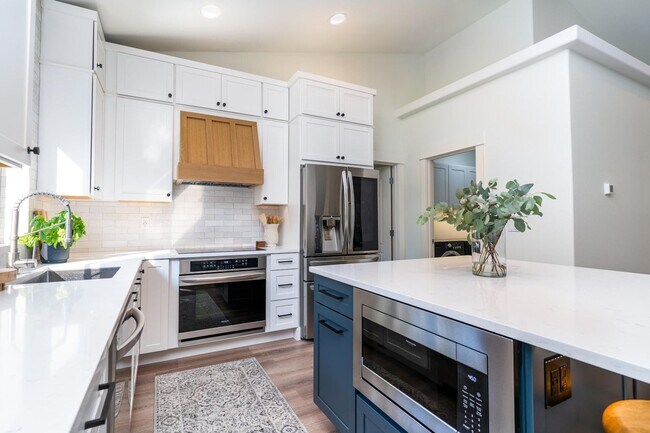 Foto del edificio - Prime Bend Location: Spacious 3-Bedroom, 2...