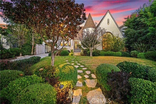 Foto del edificio - 1630 Warnall Ave