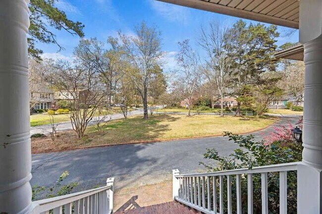 Building Photo - 100 Lakeview Dr