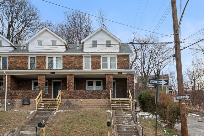 Foto del edificio - 7700-7704 Stanton Avenue