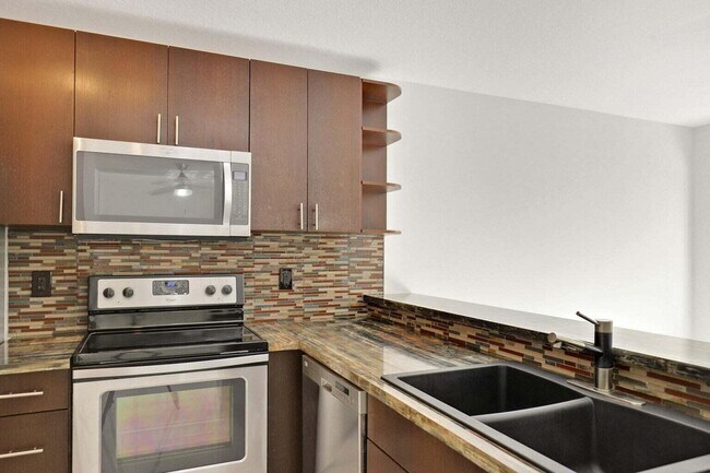 Building Photo - 8103 Glenmoor Dr