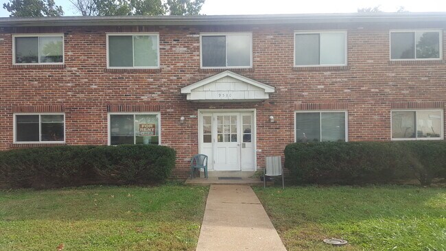 Building Photo - 9530 Hyde Park Dr