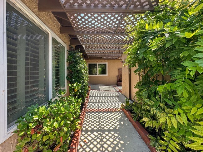 Building Photo - Stylish 4 Bedroom, 2 Bath Single-Story wit...