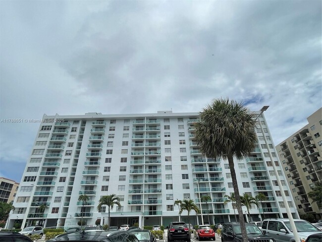 Foto del edificio - 2841 NE 163rd St