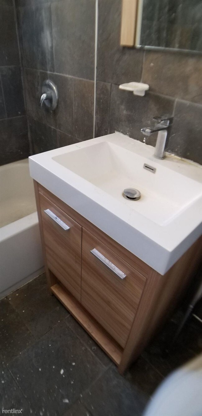 Building Photo - 3 br, 1 bath  - 61 S Munn Ave Apt 202