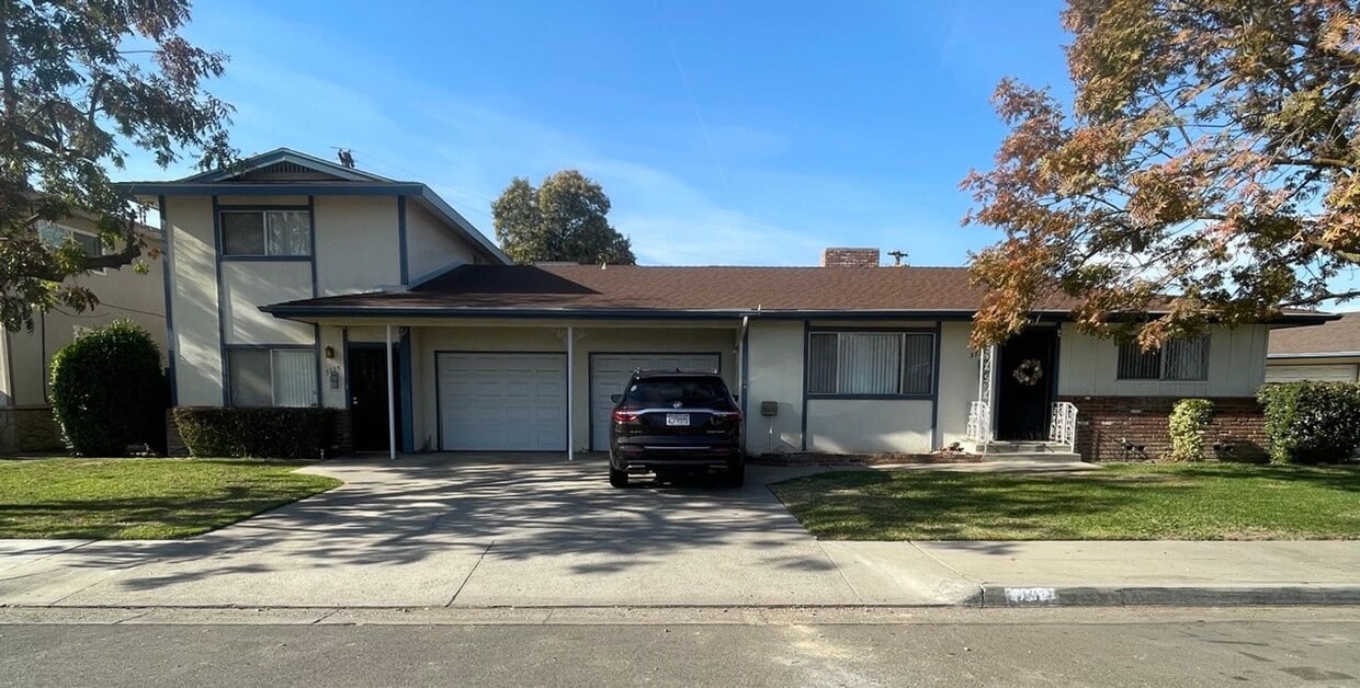 Primary Photo - 3735-3749 E Hampton Way