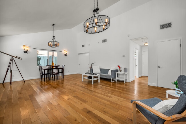 Building Photo - 910 N Hayworth Ave