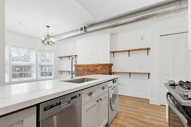 Building Photo - Beautiful 2 Bedroom At the Oscar