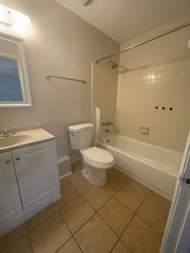 Foto del edificio - Updated 3 bed / 2.5 bath Townhome in Prime Gainesville Location