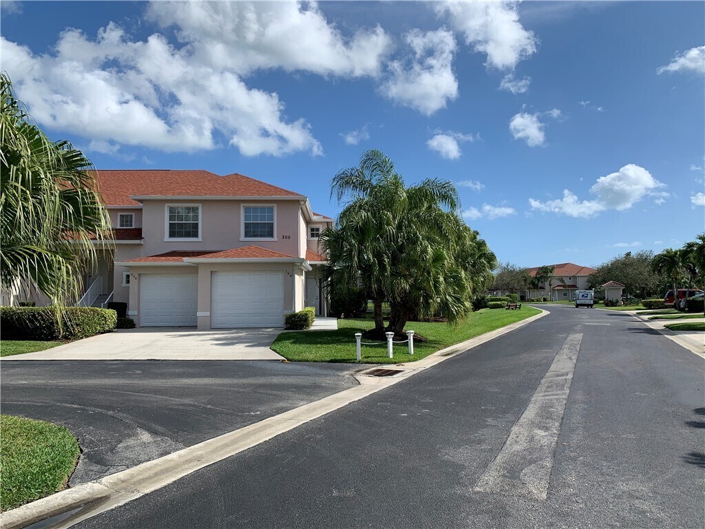 Foto principal - 200 Grand Royale Cir