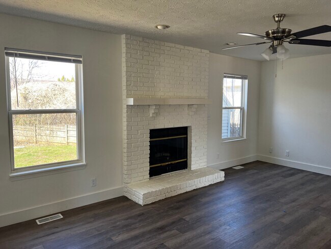 Building Photo - 122 Detchon Ct