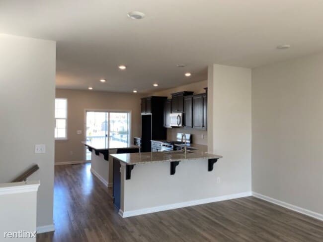 Building Photo - 3 br, 2.5 bath Townhome - 8 Rome Way