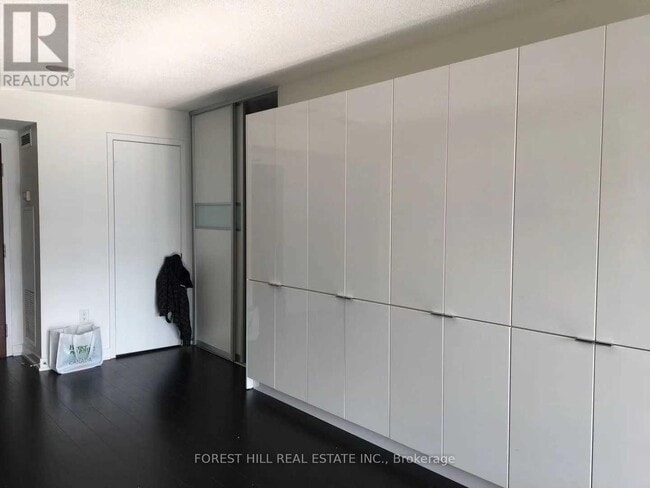 Building Photo - 10 Capreol Ct
